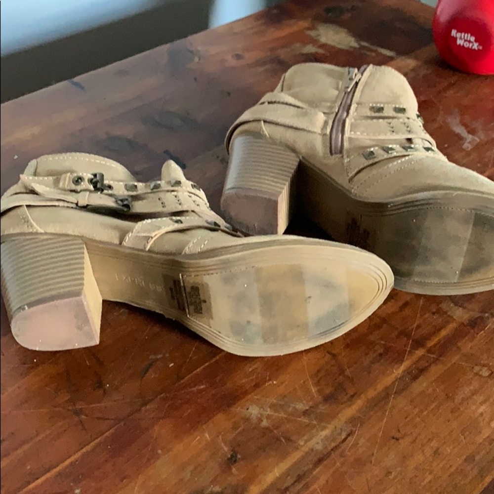 Express Booties. Size 8 - Picture 2 of 7
